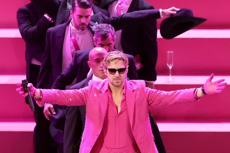 Acompañado por un cuerpo de baile vestido de negro y con camisas con detalles en rosa, Gosling y su compañero de elenco, Simu Liu, protagonizaron el tercer número musical de la ceremonia 