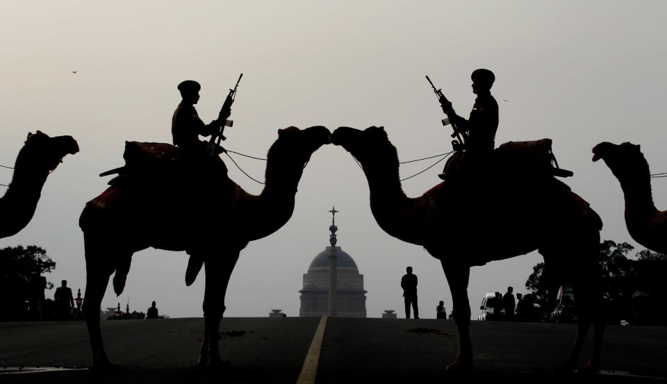 <b>Zwei Dromedare als Zeichen der Einigkeit </b> <br> <br> Soldaten der indischen Armee nehmen an der Militärparade zum Tag der Republik, dem indischen Nationalfeiertag, teil. (Bild: Reuters)