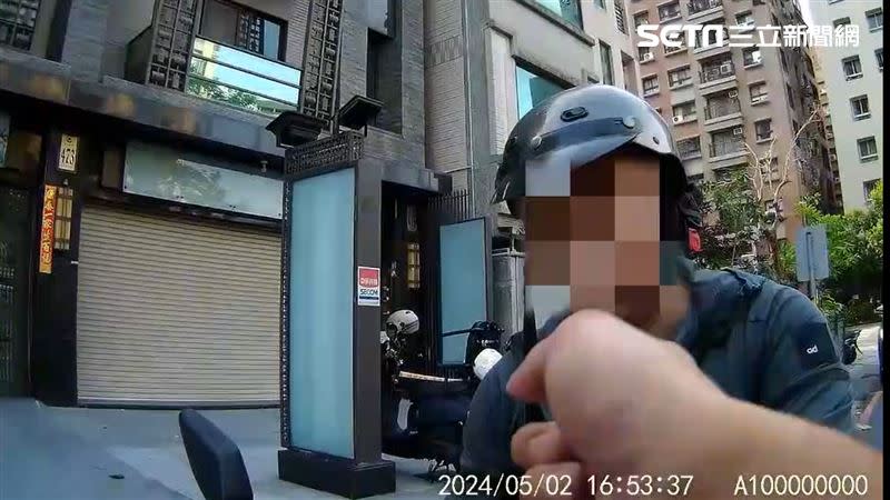 高雄男騎士違規不服取締，對員警飆罵。（圖／翻攝畫面）