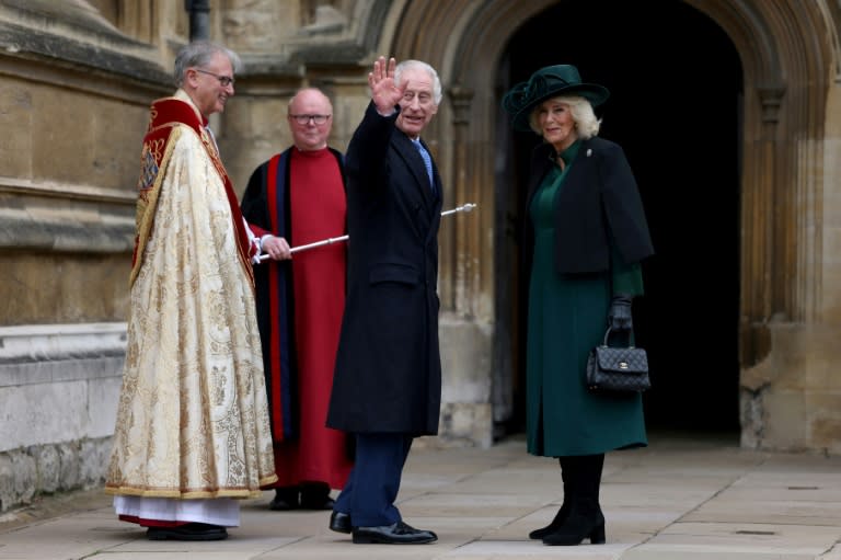 El rey Carlos III saluda, junto a la reina Camila, a su llegada a la capilla de San Jorge, en Windsor, Inglaterra, el 31 de marzo de 2024 (Hollie Adams)