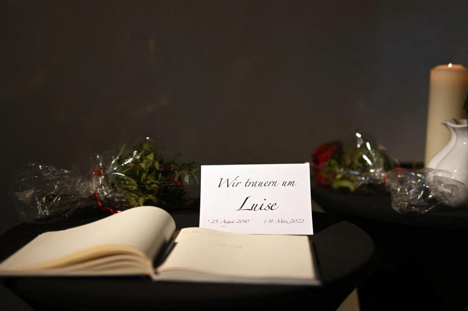 A book of condolences for the killed girl Luise and a card reading 