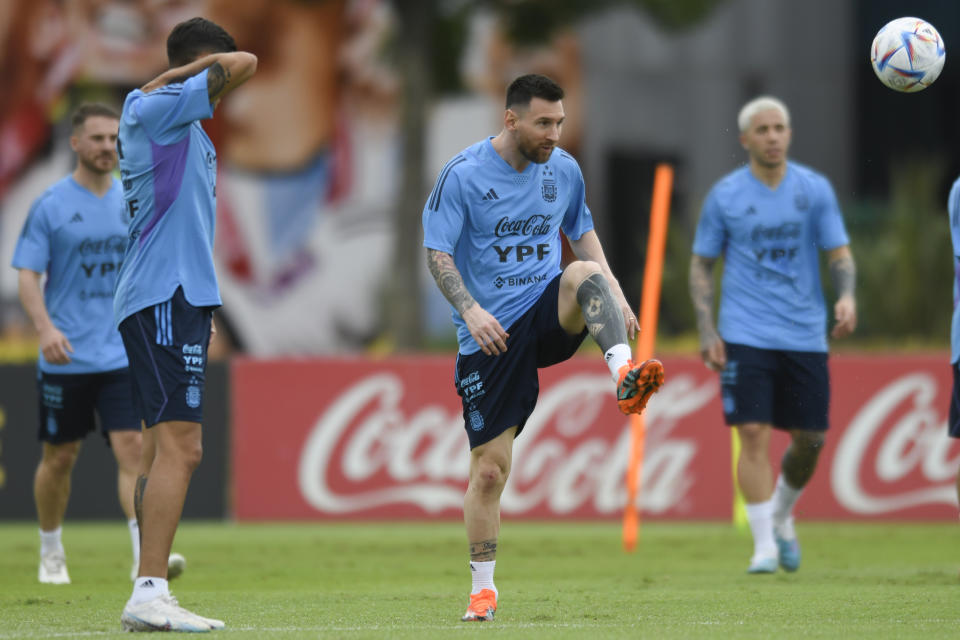 El delantero argentino Lionel Messi (centro) patea un balón durante un entrenamiento de la selección, el martes 21 de marzo de 2023, en Buenos Aires. (AP Foto/Gustavo Garello)