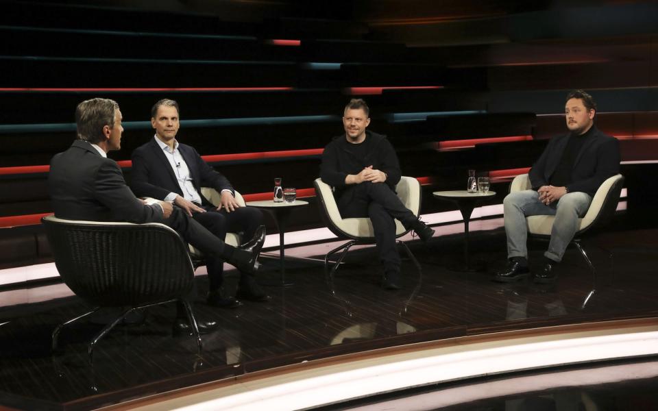 Die ZDF-Runde debattierte am Dienstag über die Gefahren Künstlicher Intelligenz, von links: Gastgeber Markus Lanz, Martin Knobbe, Linus Neumann und Florian Flade. (Bild: ZDF / Cornelia Lehmann)