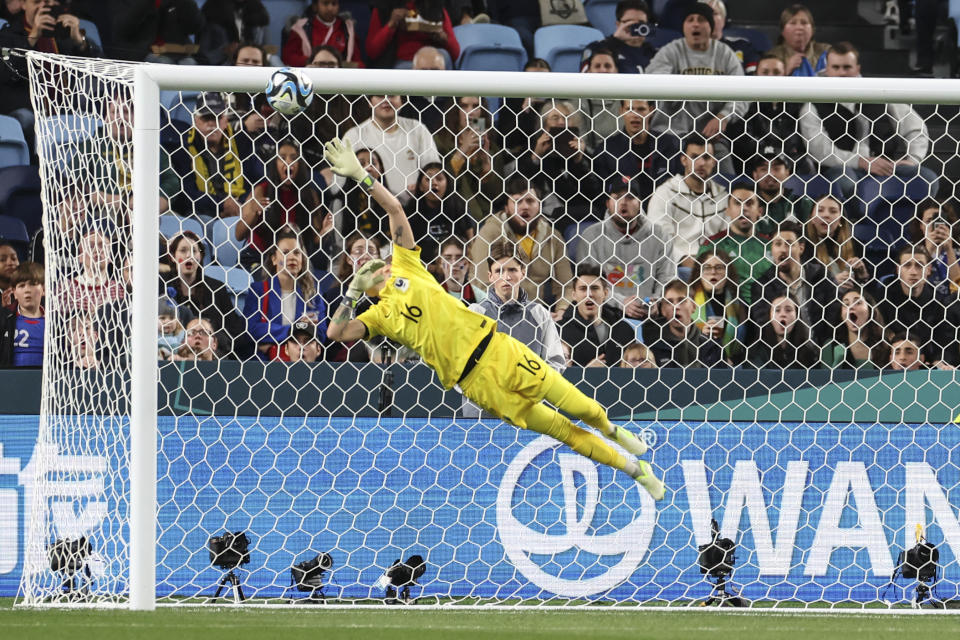 La portera de Francia, Pauline Peyraud-Magnin, intenta alcanzar el balón que terminó en gol tras un tiro directo de la panameña Marta Cox  durante el último partido del Grupo F de la Copa Mundial Femenina. (AP Photo/Jessica Gratigny)