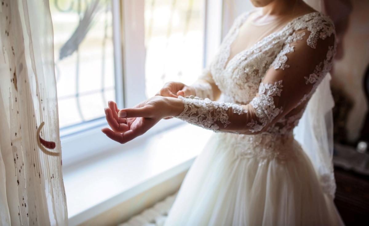 Thrift Store Miracle: Bride-to-Be Delighted to Find Picture-Perfect Wedding Gown in Impeccable Condition