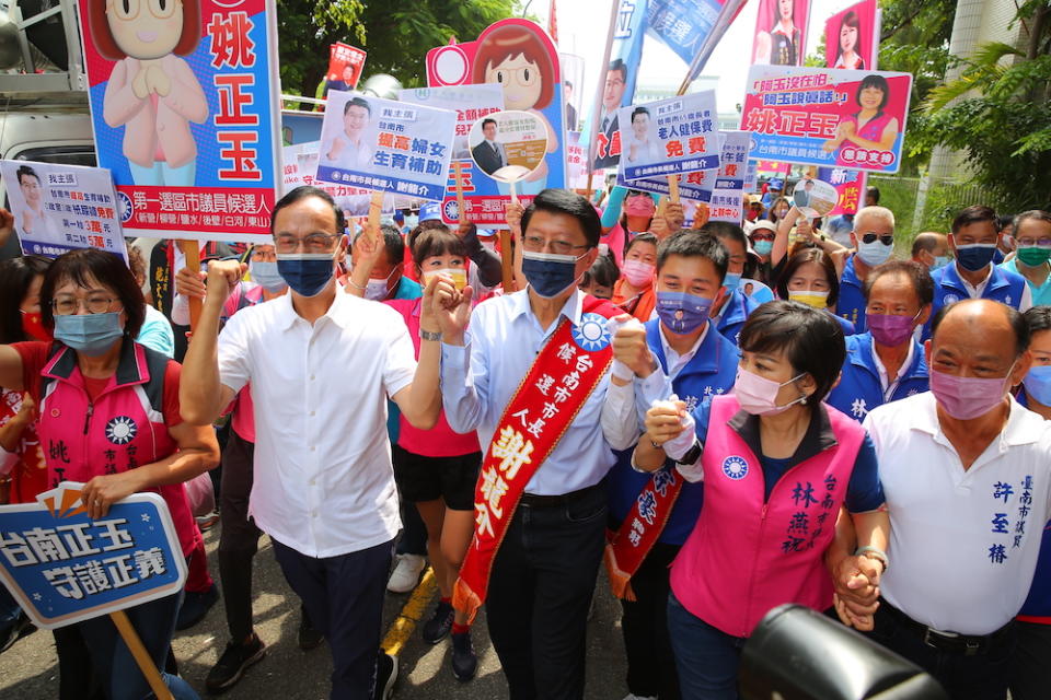 國民黨台南市長候選人謝龍介1日登記參選，黨主席朱立倫親下台南，為謝龍介站台衝選舉氣勢。