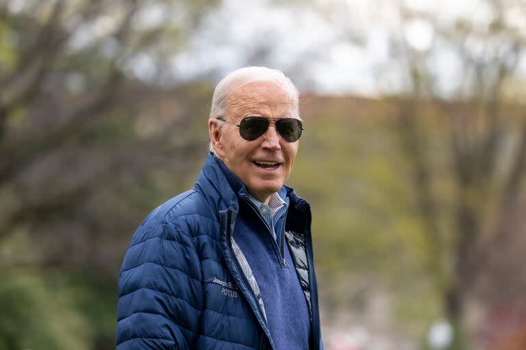 El presidente de EE.UU., Joe Biden, camina hacia el helicóptero Marine One en los jardines de la Casa Blanca