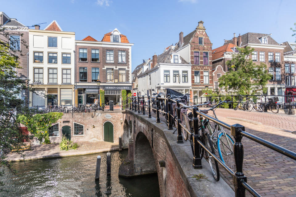 A bridge along a canals surrounded by narrow buildings in Utrecht.