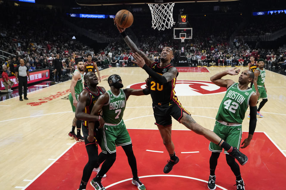 Napastnik Atlanta Hawks, John Collins (20), chwyta piłkę podczas pierwszej połowy meczu 6. pierwszej rundy NBA Playoff Series przeciwko Boston Celtics, czwartek, 27 kwietnia 2023 r., w Atlancie.  (AP Photo/Brynn Anderson)