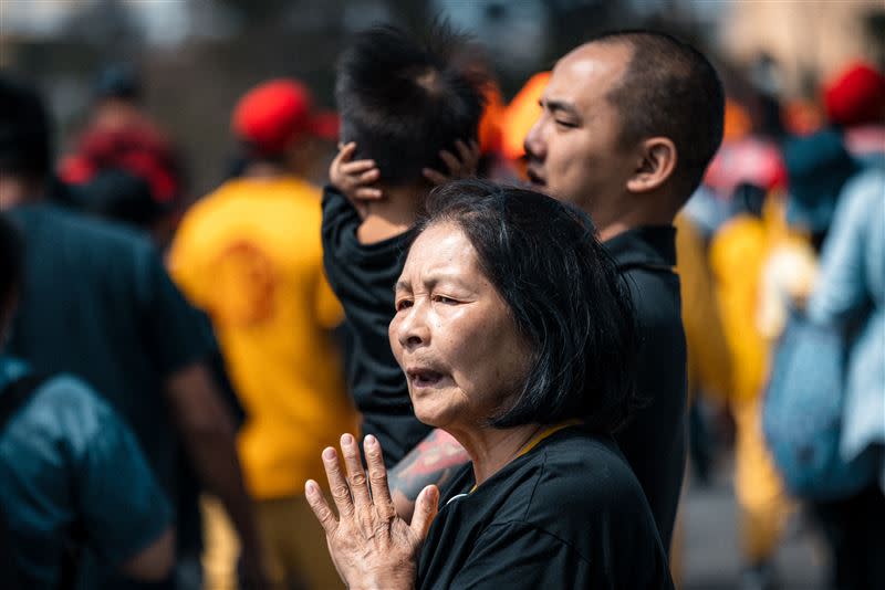 無論信徒還是民眾，看到媽祖遶境都是抱著祈福、感恩的心情。（圖／台灣攝影師hzy.s提供）