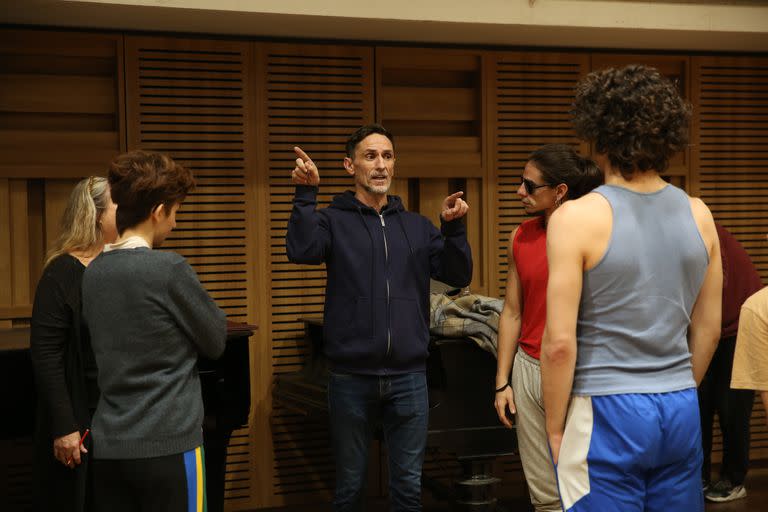 El coreógrafo Carlos Casella da indicaciones a los bailarines de Einstein On The Beach, durante un ensayo en la sala Bicentenario del Teatro Colón