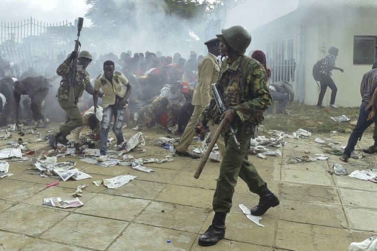 Chaos erupted at the Kasarani stadium in Nairobi as supporters of President Uhuru Kenyatta tried to get into the venue to attend his inauguration