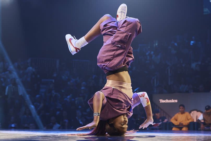 Logan Edra, conocida como B-Girl Logistx, compitiendo en la final mundial de B-girl Red Bull BC One en Hammerstein Ballroom el sábado 12 noviembre 2022