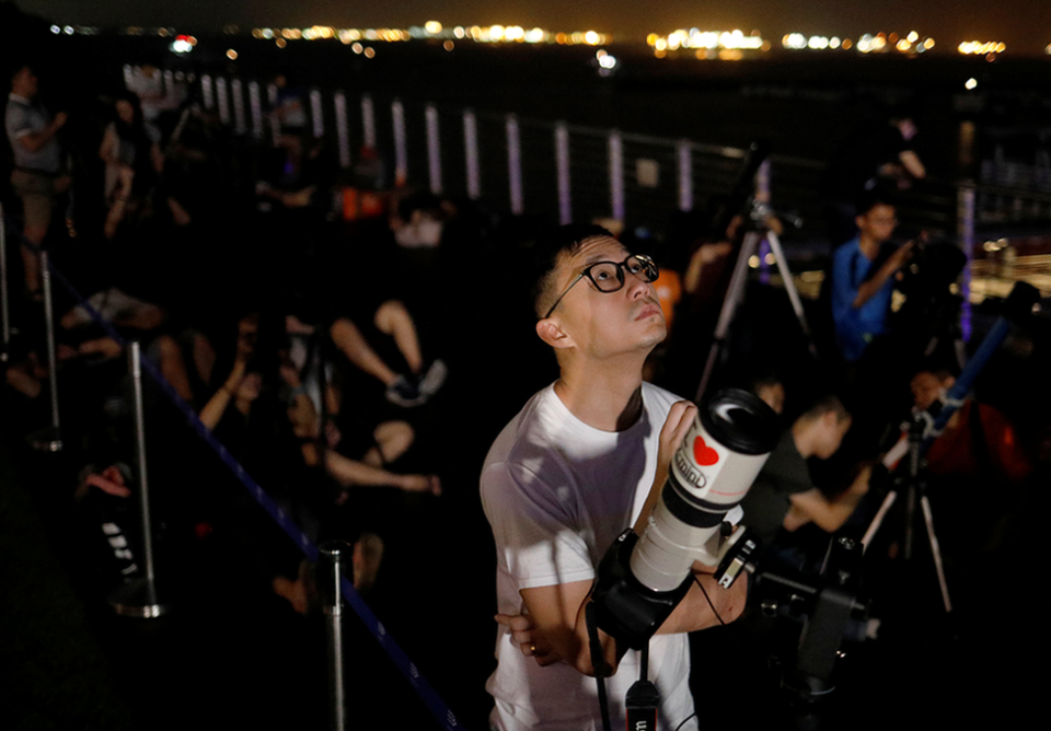 Astrónomos miran al cielo esperando el eclipse