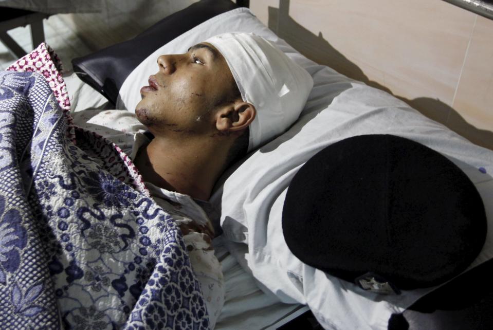 An injured man lies in a hospital after a bomb blast at a national security building in Shubra Al-Khaima on the outskirts of Cairo August 20, 2015. Islamic State's Egypt affiliate said it was behind a car bombing that wounded 29 people near a state security building and courthouse in a Cairo suburb early on Thursday. (REUTERS/Mohamed Abd El Ghany)