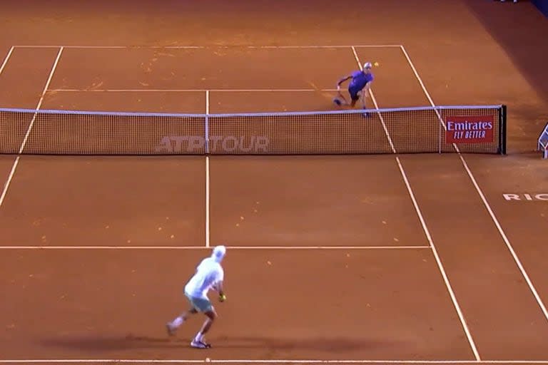 Sebastián Báez ejecuta un sutil contradrop de revés en la red y deja sin reacción a Francisco Cerúndolo en la primera semifinal del ATP 500 de Río de Janeiro.