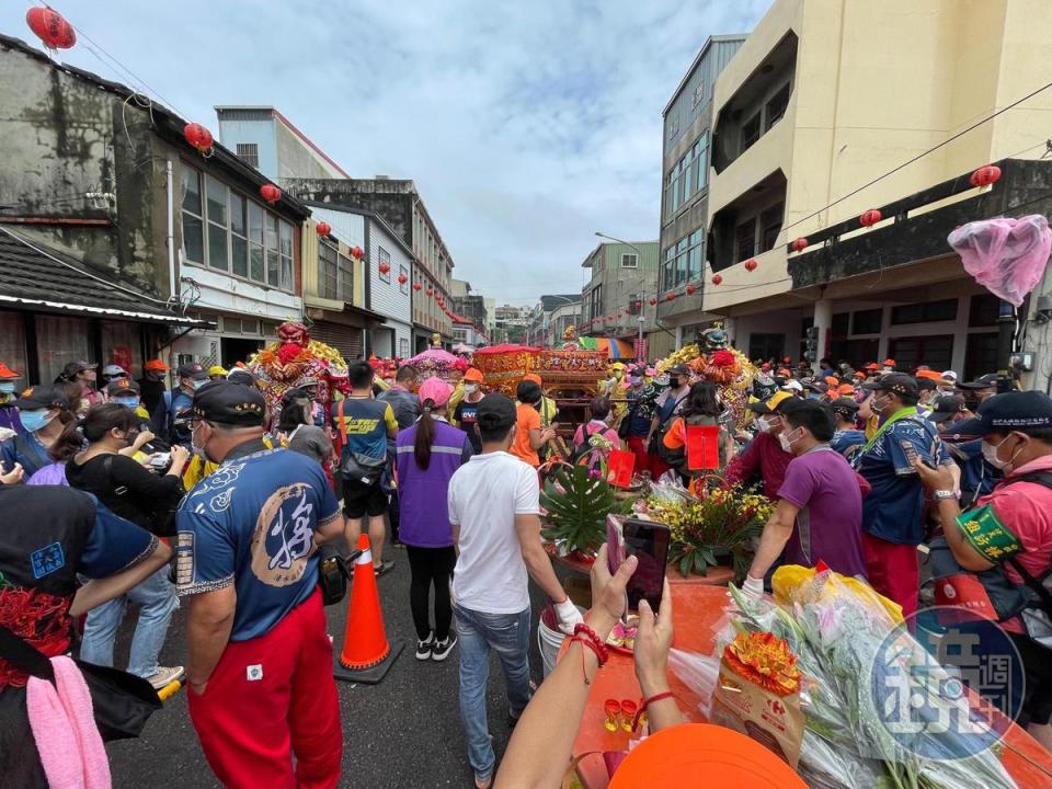 白沙屯媽祖、山邊媽祖昨午在白沙屯火車站前看戲。