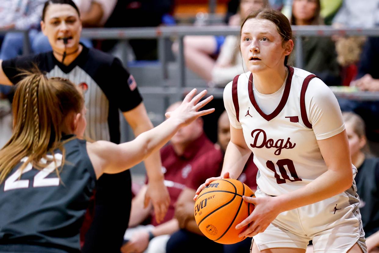 Edmond Memorial’s Avery Hjelmstad (10) looks to shoot during a high school girls basketball game between Edmond Memorial and Jenks in Edmond, Okla., on Friday, Feb. 23, 2024.