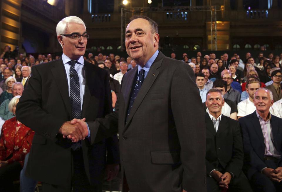 Better Together leader Alistair Darling (L) and First Minister of Scotland Alex Salmond shakes hands at the second television debate over Scottish independence at Kelvingrove Art Gallery and Museum in Glasgow August 25, 2014. REUTERS/David Cheskin/Pool (BRITAIN - Tags: POLITICS SOCIETY)