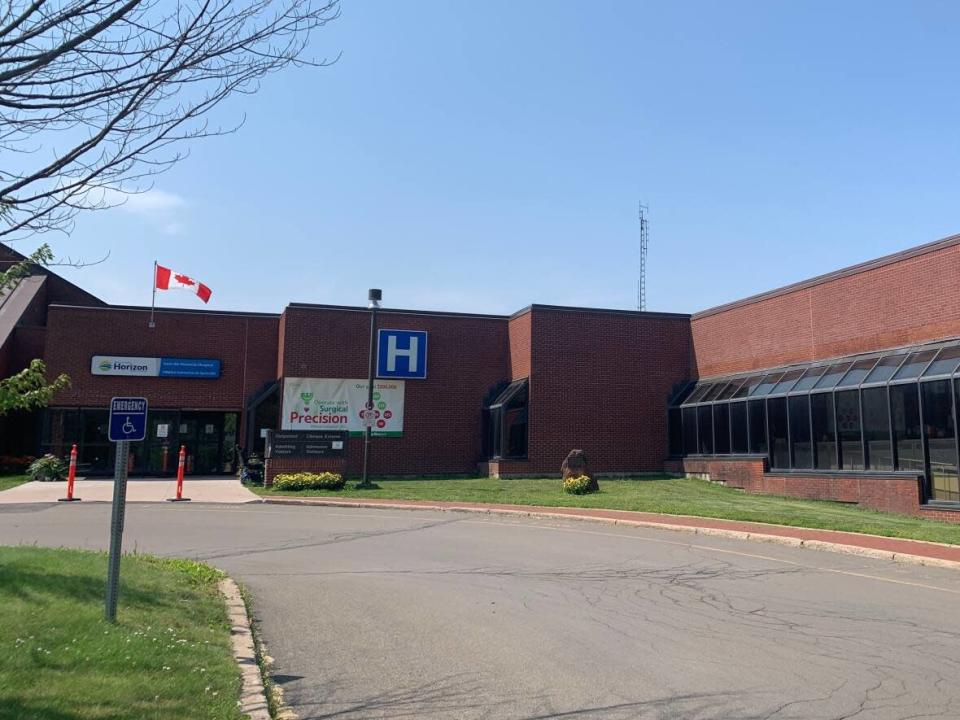 Mount Allison Faculty Association has voiced concerns over continued cuts to services at the Sackville Memorial Hospital that Horizon Health Network called temporary. (Tori Weldon/CBC - image credit)