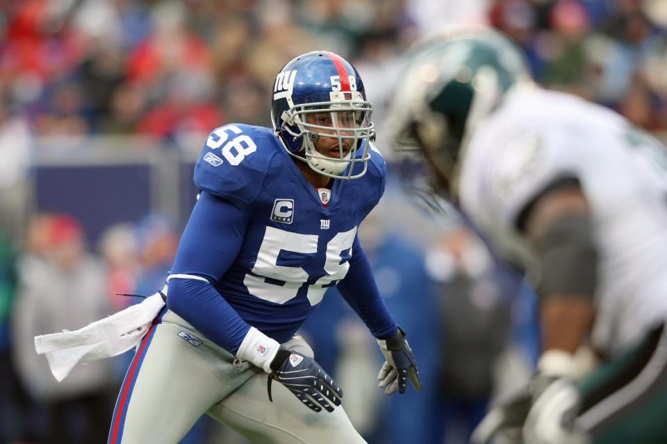 EAST RUTHERFORD, NJ - DECEMBER 7: Antonio Pierce #58 of the New York Giants gets ready on the field against the Philadelphia Eagles at Giants Stadium on December 7, 2008 in East Rutherford, New Jersey. (Photo by Nick Laham/Getty Images)