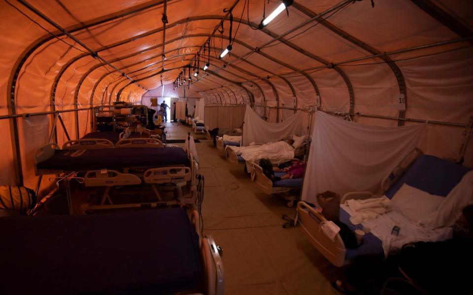 St. Mary Medical Center resorts to using tents in their parking lot to handle the coronavirus overflow at its 200-bed hospital in Apple Valley, California, January 2021 - MIKE BLAKE /REUTERS 