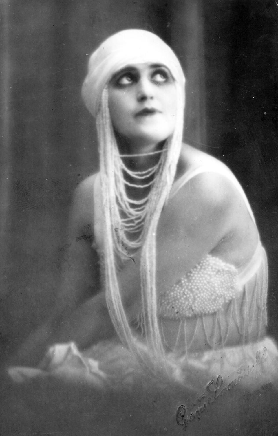 <p>Theda Bara galt, seit ihrer Rolle in Cleopatra von 1918, als der Vamp unter den Stummfilm-Schauspielerinnen. Wer sich diesen schillernd-opulenten Haremsstyle zutraut, braucht viel Perlen und noch mehr Glitzer. Am besten noch abgerundet mit einem extravaganten Turban und tonnenweise Khol-Kajal. </p>