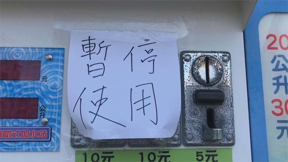 噁！防疫警戒期間　男子含住加水站水管喝水