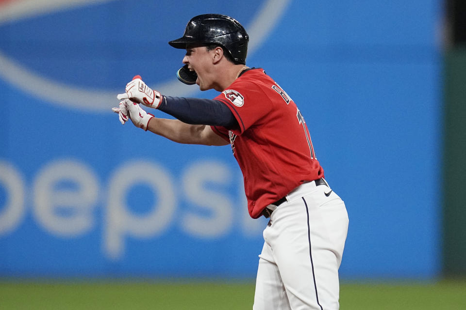 Will Brennan, de los Guardianes de Cleveland, festeja tras conectar un doble frente a los Tigres de Detroit en el juego del viernes 18 de agosto de 2023 (AP Foto/Sue Ogrocki)