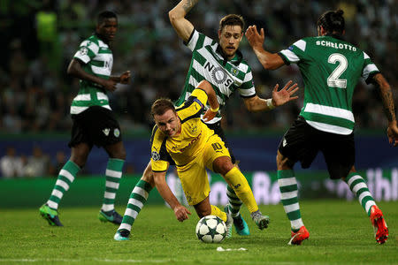 Football Soccer - Sporting Lisbon v Borussia Dortmund - Champions League - Group F - Alvalade stadium, Lisbon, Portugal - 18/10/16. Borussia Dortmund's Mario Gotye in action. REUTERS/Pedro Nunes