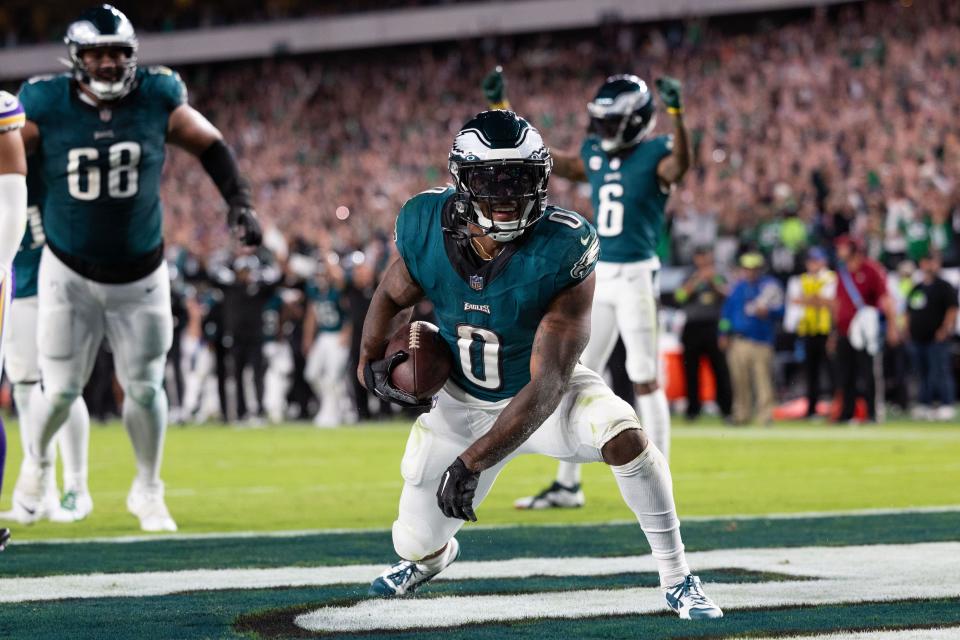 Eagles running back D'Andre Swift celebrates a touchdown against the Vikings in the fourth quarter.