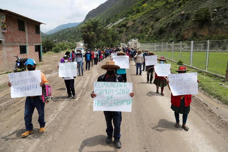 FOTO DE ARCHIVO. Pobladores de la comunidad rural de Sayhua en Perú marchan en protesta por la contaminación ambiental que genera la mina Las Bambas en el centro de Perú. Enero 17, 2022. REUTERS/Sebastián Castañeda/