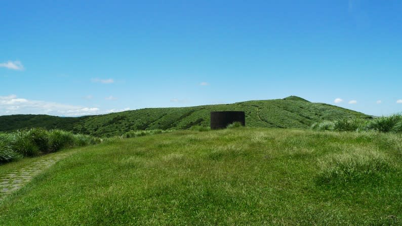 擎天崗草原也是歷代軍事戰略的重要地點，迄今仍留有許多碉堡與防空洞。