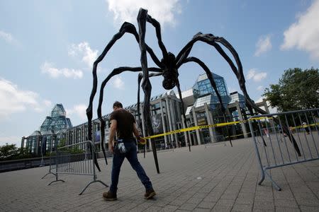 A worker installs a barricade outside the National Gallery of Canada in preparation for Wednesday's North American Leaders' Summit in Ottawa, Ontario, Canada, June 27, 2016. REUTERS/Chris Wattie