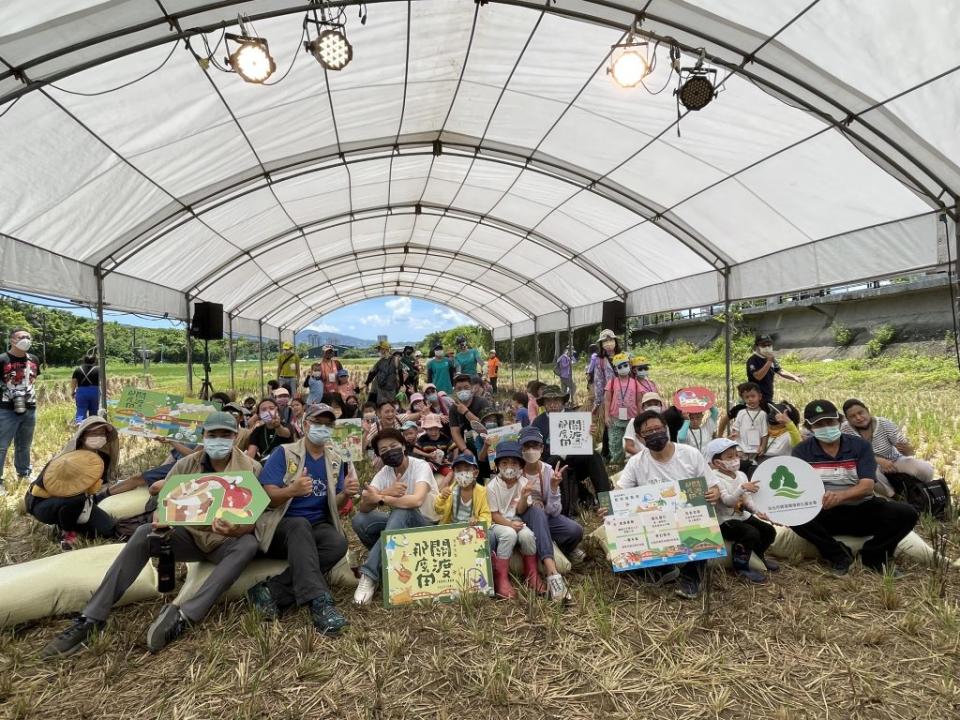 「稻香運動會」體驗活動，結合北投在地青農將農事體驗精心設計親子同樂成具有趣味的闖關遊戲。（北市產發局提供）