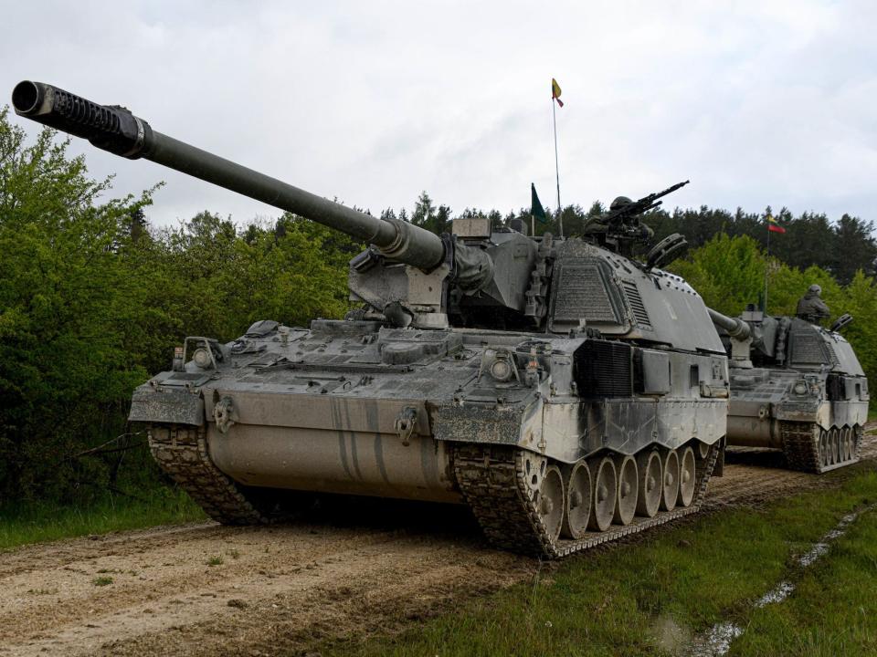 Lithuanian army Panzerhaubitze 2000 self-propelled howitzer artillery