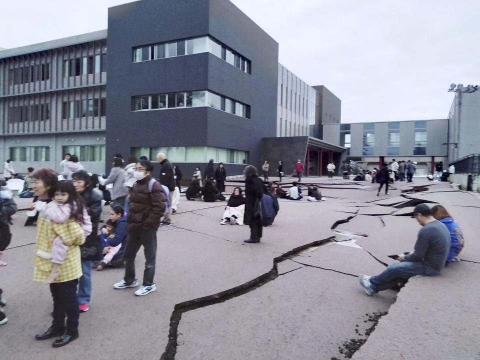 日本地震導致石川縣輪島市路面裂開。（圖片來源：Kyodo. Mandatory credit Kyodo via REUTERS）
