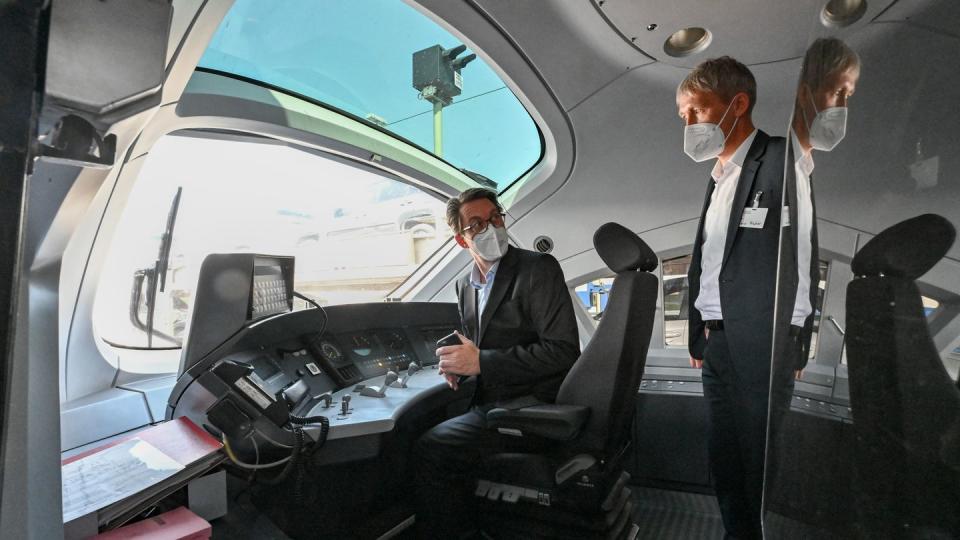 Bundesverkehrsminister Andreas Scheuer (l.) und Tobias Fischer, Leiter Technik Fahrzeuge der Deutschen Bahn AG, in einem dieselbetriebenen ICE-Testzug. (Bild: dpa)