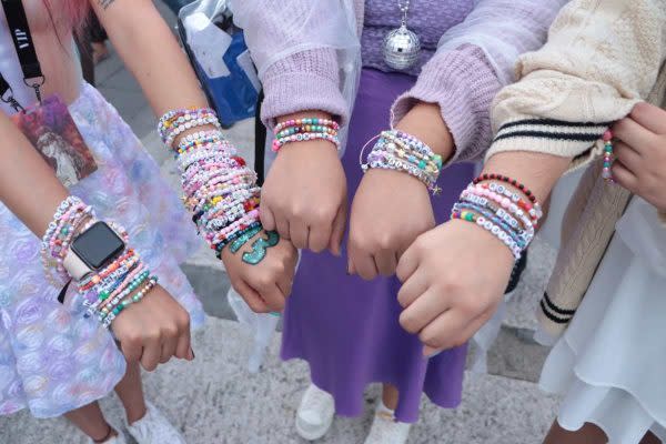 Estos son los friendship bracelets que las swifties intercambian. (Foto: Lizeth Ovando | IG @lizdete)