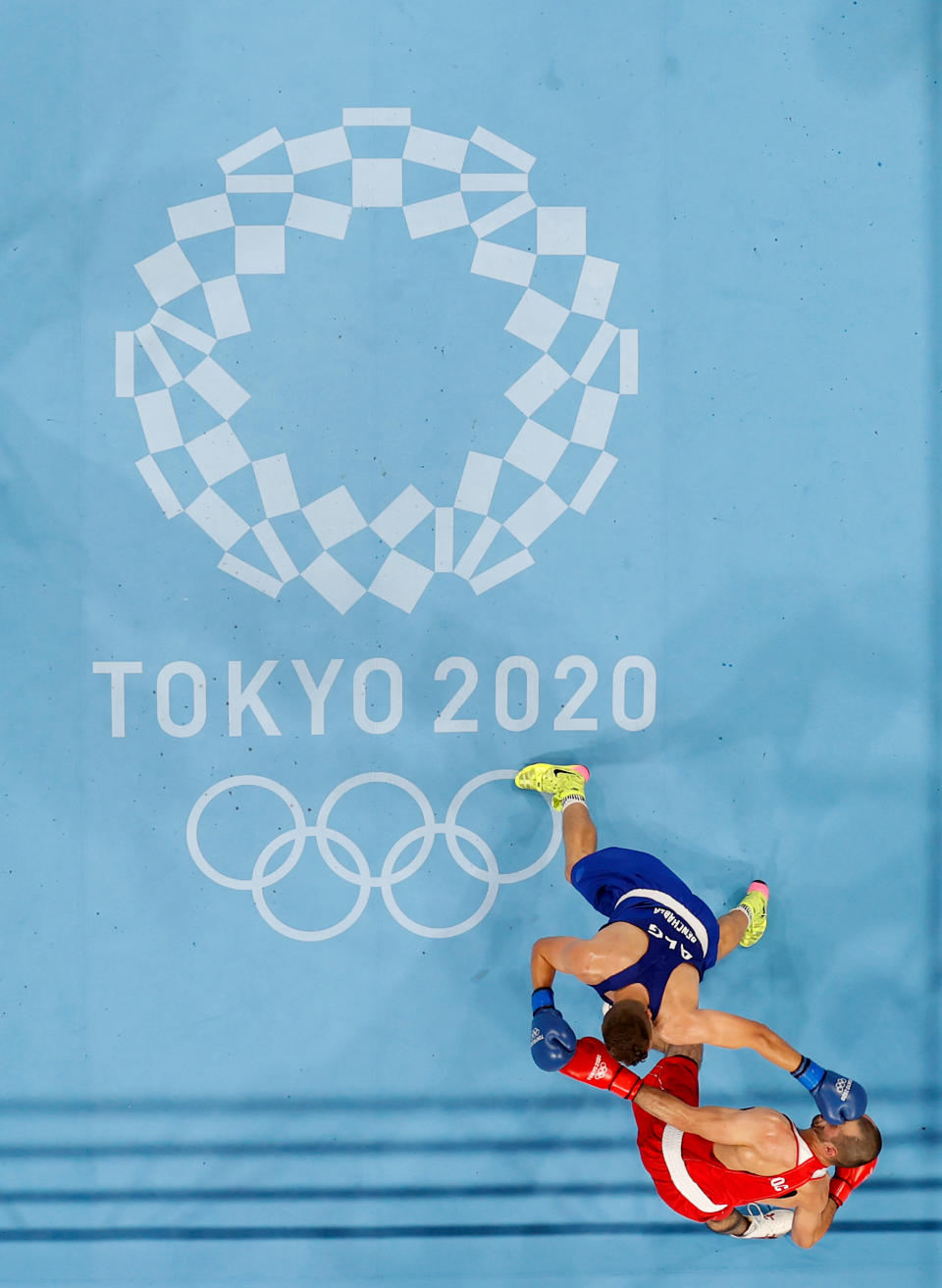 <p>Muslim Gadzhimagomedov (red) of Russian Olympic Committee exchanges punches with Abdelhafid Benchabla of Algeria during the Men's Heavy (81-91kg) on day four of the Tokyo 2020 Olympic Games at Kokugikan Arena on July 27, 2021 in Tokyo, Japan. (Photo by Ueslei Marcelino - Pool/Getty Images)</p> 