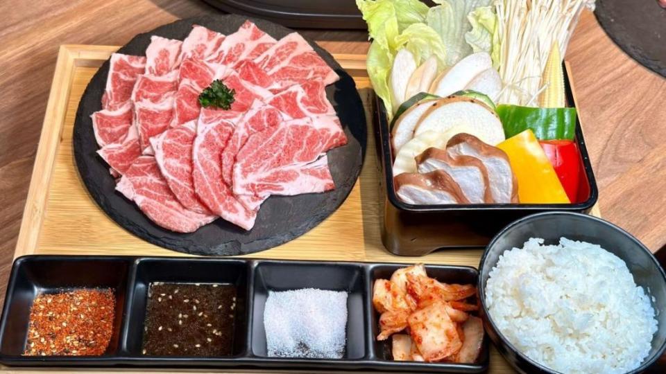 「伊比利梅花豚肉套餐」（429元）肉質不只細緻還很鮮嫩，口感完全不輸給牛肉。（圖／跟著Donna一起吃喝玩樂提供）