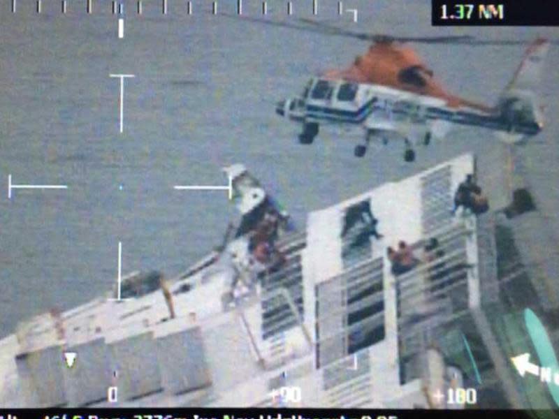 Dramatische Rettungsaktion vor der Küste: Experten vermuten, dass das Schiff auf einen Felsen gelaufen sein könnte. Foto: Südkoreanische Küstenwache