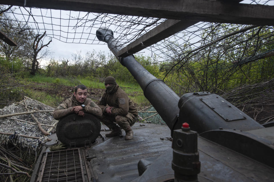 趁著戰事暫歇之際，兩名烏克蘭裝甲兵終於可以喘口氣。(畫面來源：AP)