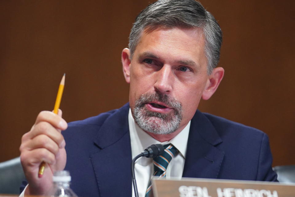 Le sénateur américain Martin Heinrich (D-NM) prend la parole lors d'une audience du Comité sénatorial de l'énergie et des ressources naturelles à Capitol Hill à Washington, États-Unis, le 11 janvier 2022. REUTERS/Sarah Silbiger