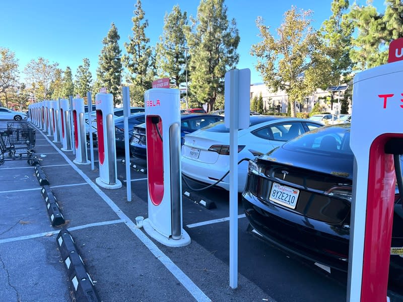 電動車大廠特斯拉（Tesla）在全美設有約2000處「超級充電站」（Supercharger stations），圖為洛杉磯一處超級充電站停滿特斯拉電動車。（中央社）
