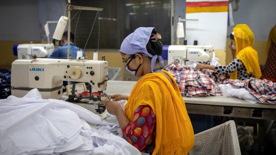 Internationale Modeketten und Gewerkschaften haben sich auf ein neues Abkommen zur Sicherheit in Textilfabriken in Bangladesch geeinigt.