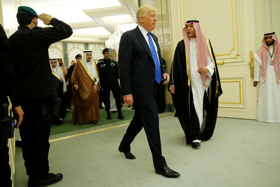 <p>Saudi Arabia’s King Salman bin Abdulaziz Al Saud (L, in brown) and U.S. President Donald Trump (C) arrive for their bilateral meeting at the Royal Court in Riyadh, Saudi Arabia on May 20, 2017. (Photo: Jonathan Ernst/Reuters) </p>