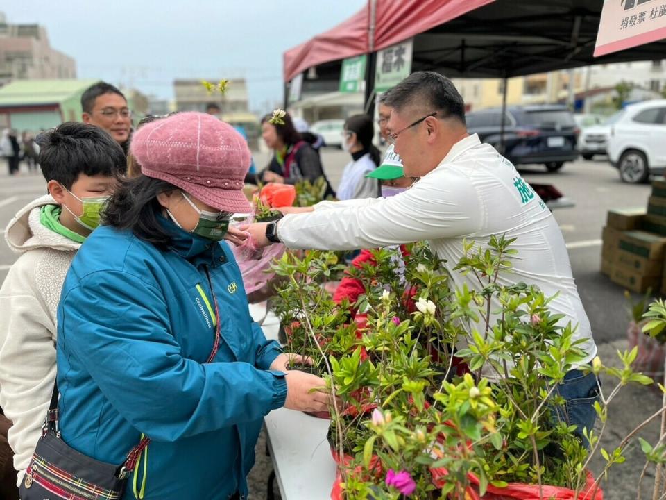 立法委員蔡其昌與台中市議員施志昌與華山基金會合作舉辦「捐發票、贈樹苗」活動。   圖：施志昌/提供