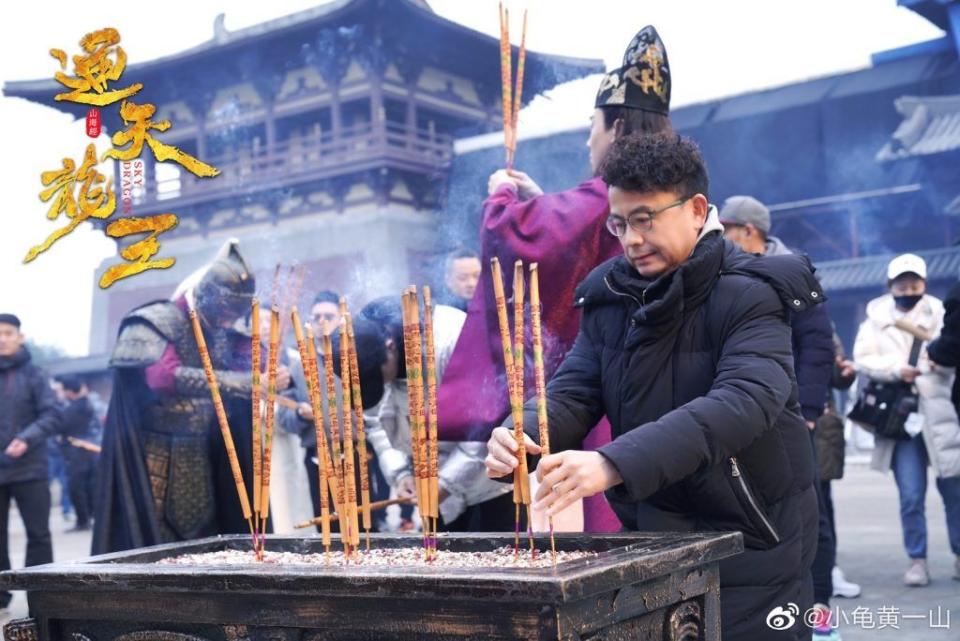 黃一山早年已經返內地拍戲，於內地的人脈非常之廣，早前更一口氣接下十五部網絡大電影。