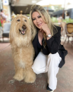 <p>La bella actiz, que ronda los 60 años, luce espectacular acompañada de sus perros en foto reciente en Miami y sigue participando en múltiples proyectos, ¡felicidades!</p> 